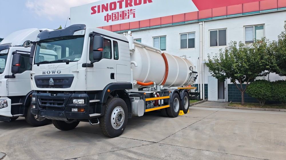 HOWO Vacuum Sewage Truck SINOTRUK HOWO 6x4 heavy duty vacuum tanker for municipal sewage cleaning and sludge transportation