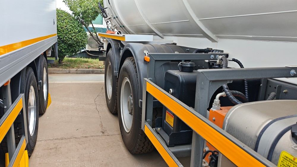 China Special Purpose Truck Manufacturer customizing HOWO Vacuum Sewage Truck for international export projects