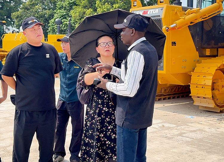 Shantui bulldozer and heavy construction machinery